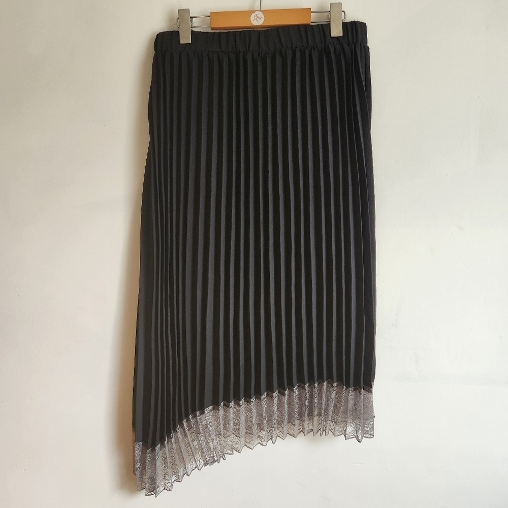 Midi skirt Pleated with lace trim Asymmetrical Black color LORI GOLDSTEIN - Picture 8 of 14